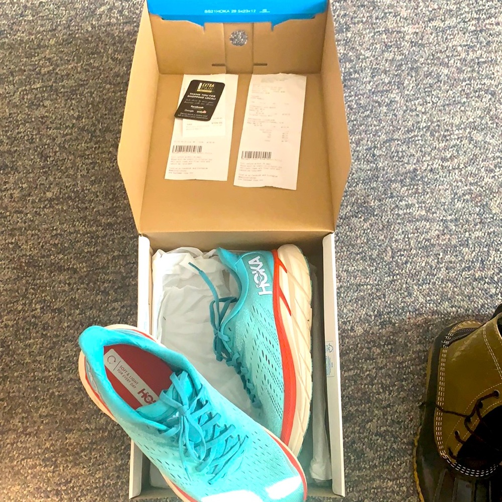 HOKA Sneaker premium cushion NWT and box size 9 brand spanking new